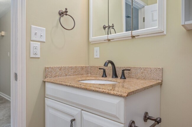 Building Photo - Updated 3 Bedroom in Great Location!