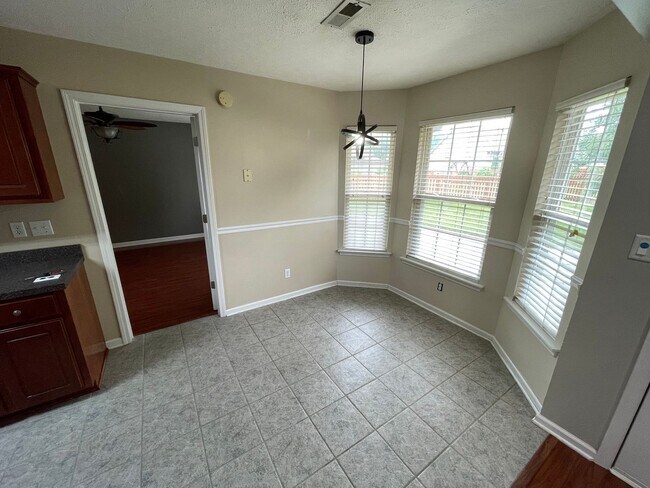 Building Photo - Beautiful Shelbyville Home For Rent