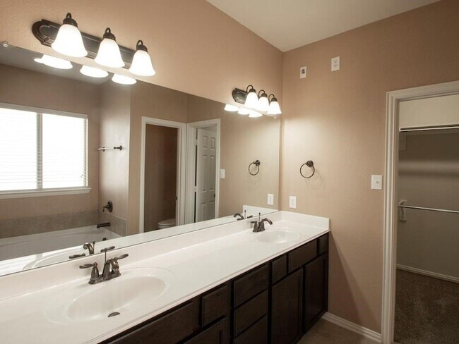 Building Photo - 417 Hackberry Dr