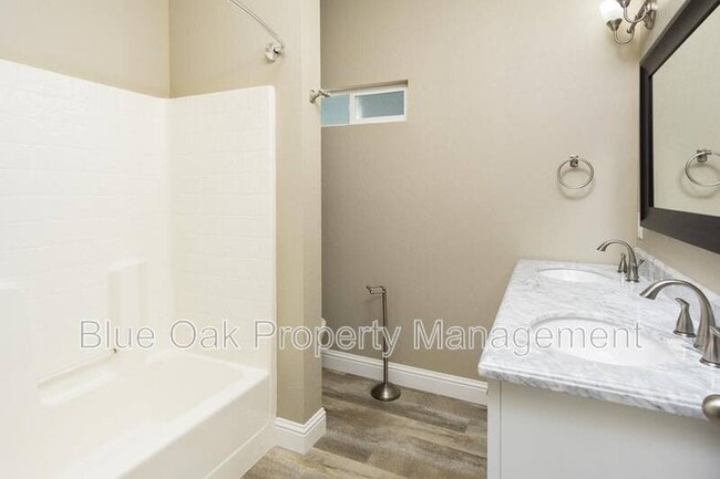 Building Photo - 1507 W 5th St