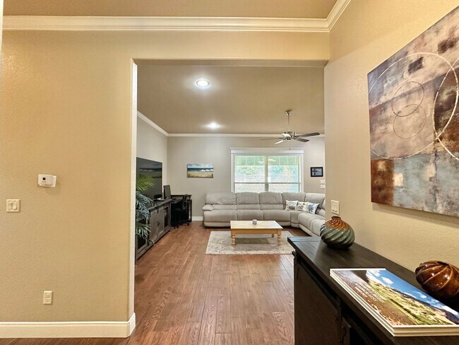 Building Photo - Stunning 3 Bed 2 Bath in Flint!