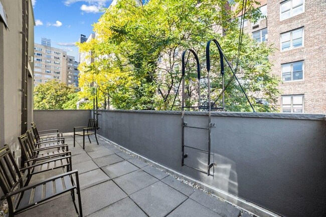 Building Photo - 323 E 78th St