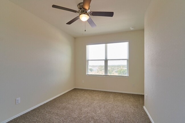 Building Photo - Hunters Ranch Beauty! 3 Bedrooms 2 1/2 Bath Townhome