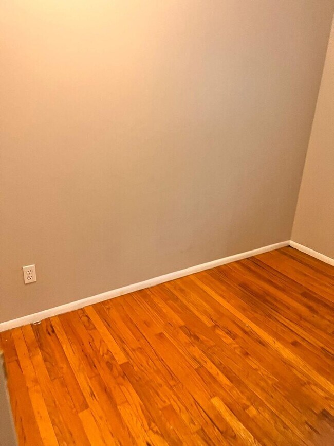 Building Photo - Hardwood Floors- Large Space - Garage