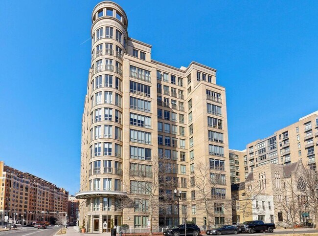 Building Photo - Large, Upgraded 2 Bed/2 Bath Loft off Mass...