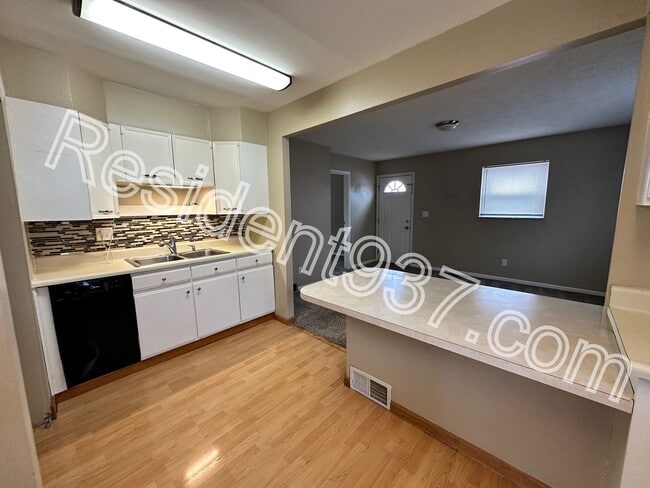 Building Photo - 3 Bed 1 Bath Home