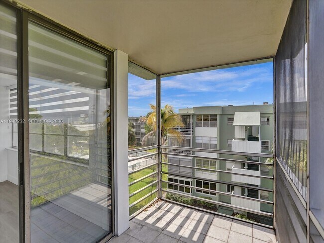 Building Photo - 2771 Taft St