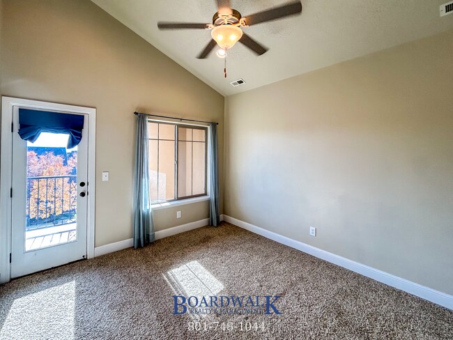 Building Photo - Spectacular 3 bed 2.5 bath in Highland