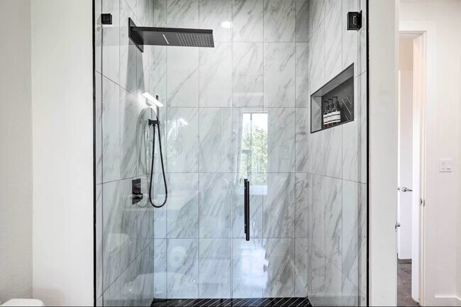 Building Photo - 2525 S Lamar Blvd