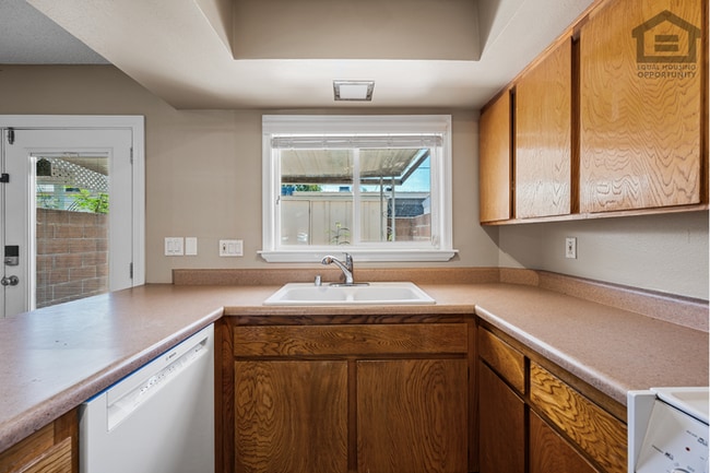 Building Photo - 2Bed/1.5Bath Townhome at 15th Ave/Camelback! Ready for Immediate Move-In!
