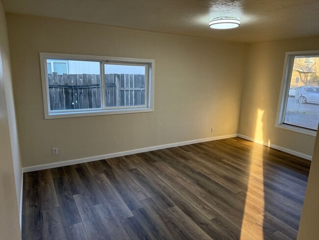 Building Photo - Updated 3 bedroom 1 bathroom house!