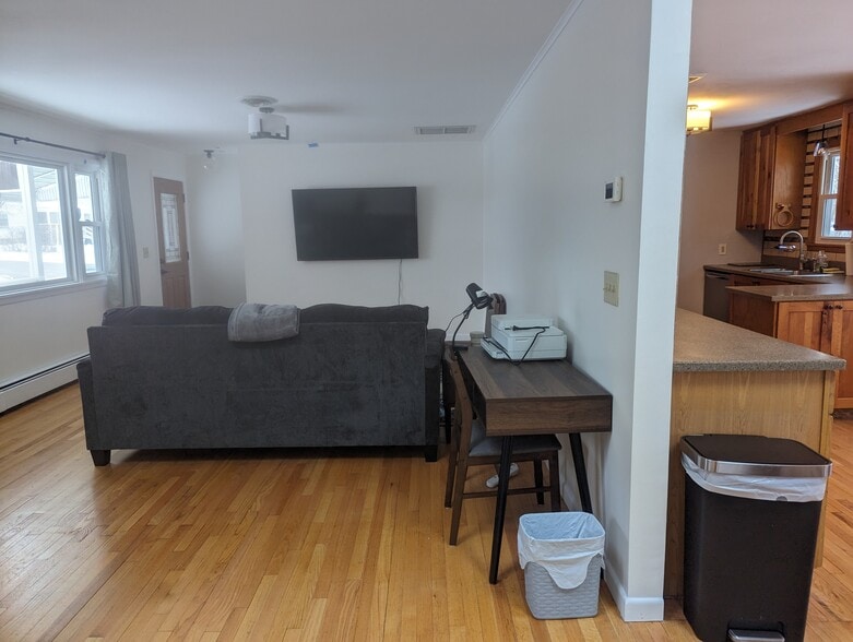 Building Photo - 212 Dewey St