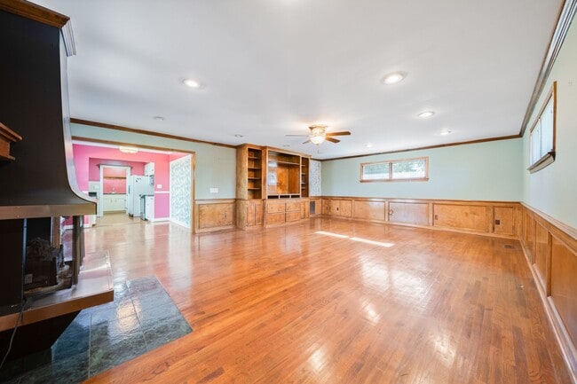 Building Photo - Cozy 4-Bedroom 2 bath home. MOVE -IN BY 1/31 AND RECEIVE HALF OFF FIRST MONTH'S RENT!!!!!!!