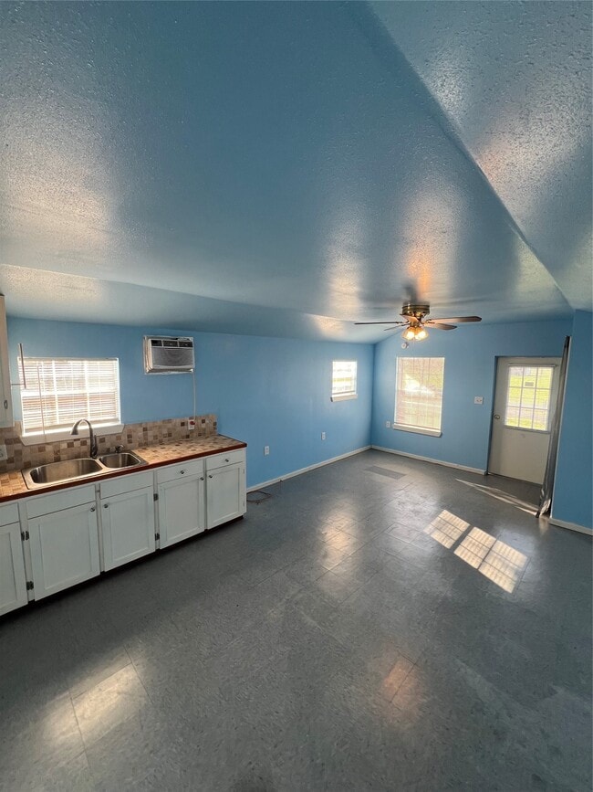 Building Photo - 327 17th St