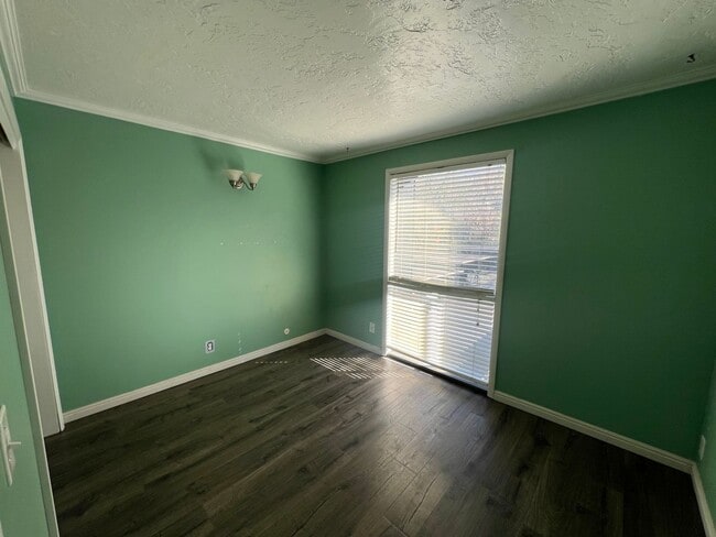 Building Photo - Take a Look at This 2 Bedroom 1 Bathroom Home in Salt Lake City Ut!!