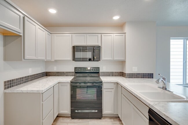 Building Photo - Beautiful, Modern 2 Bedroom Cottage Available!