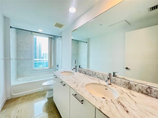 Building Photo - 950 Brickell Bay Dr