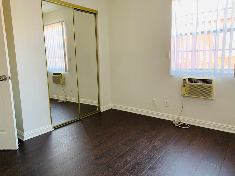 Building Photo - 136 N Mariposa Ave