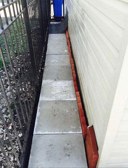 Side of garage - 419 W Root St