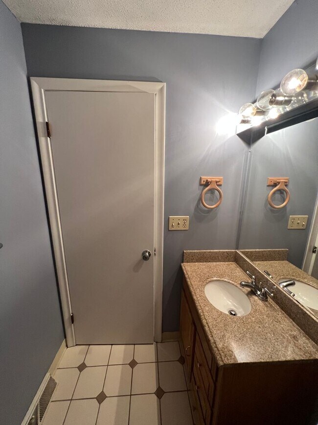 Building Photo - Spacious 3 Bedroom Ranch