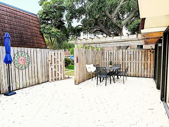 Building Photo - 212 2nd Ln