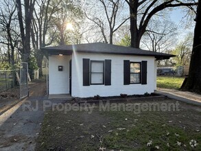 Building Photo - 1382 S Wellington St
