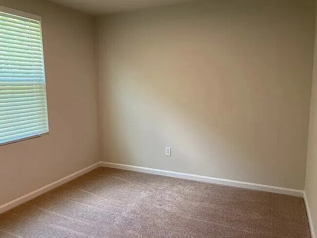 Building Photo - 4 Bedrooms 2.5 Bathrooms