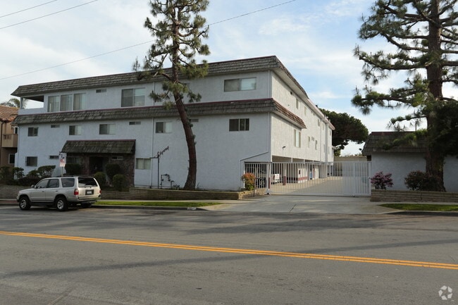 Primary Photo - Sky Way Apartments
