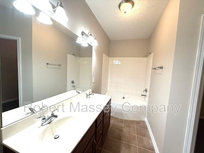 Building Photo - 9400 Clubview Dr