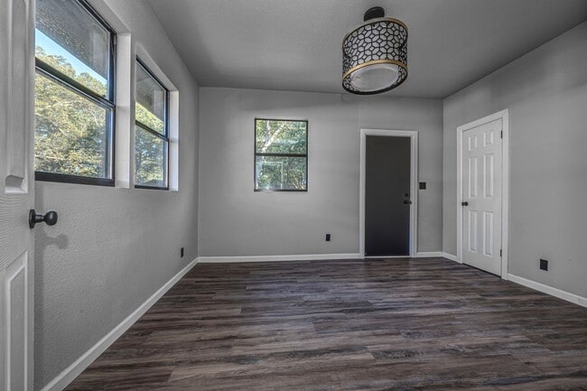 Building Photo - New 3 Bedroom 2 Bath on Stanley SW