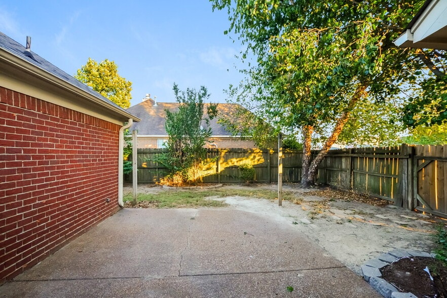 Building Photo - 1550 Far Dr