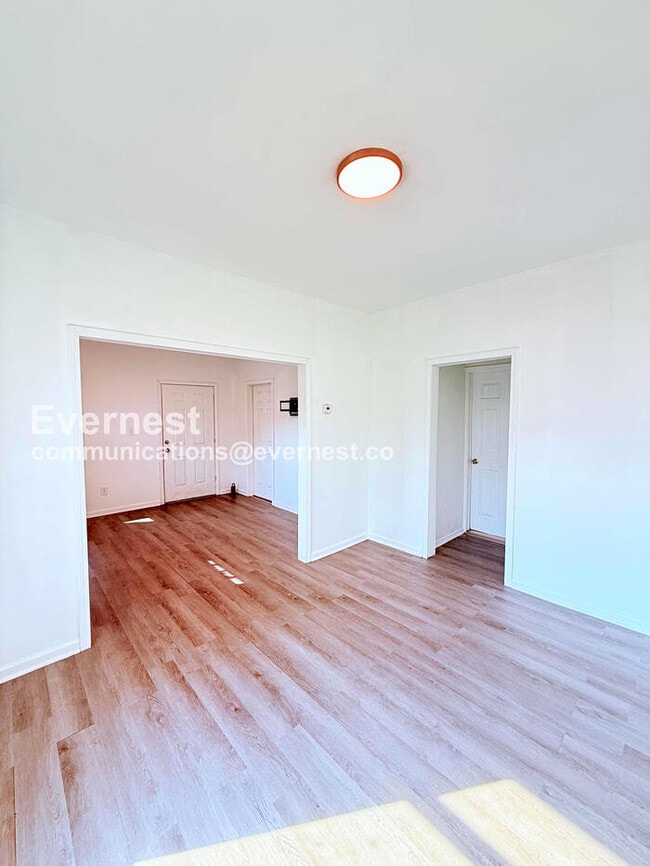 Building Photo - 2 Bed/1 Bath Home with Off-Street Parking / Vouchers Accepted / Available Now!