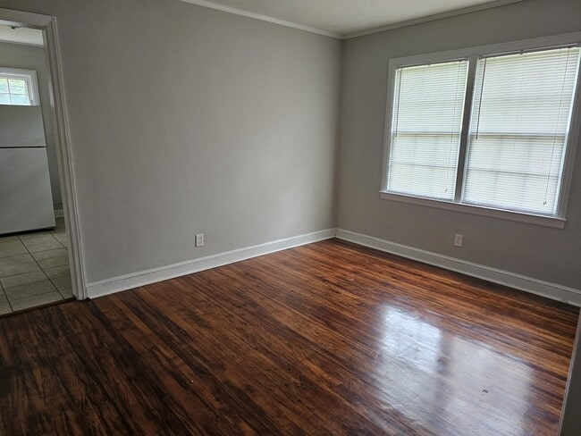 Building Photo - 406 W 6th St