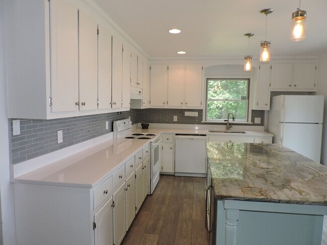 Building Photo - Email Linda@vacosold.com  or Call Office 8...