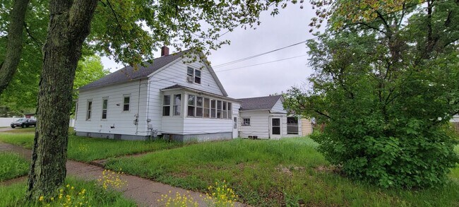 Building Photo - 3 Bedroom home in Rothschild!