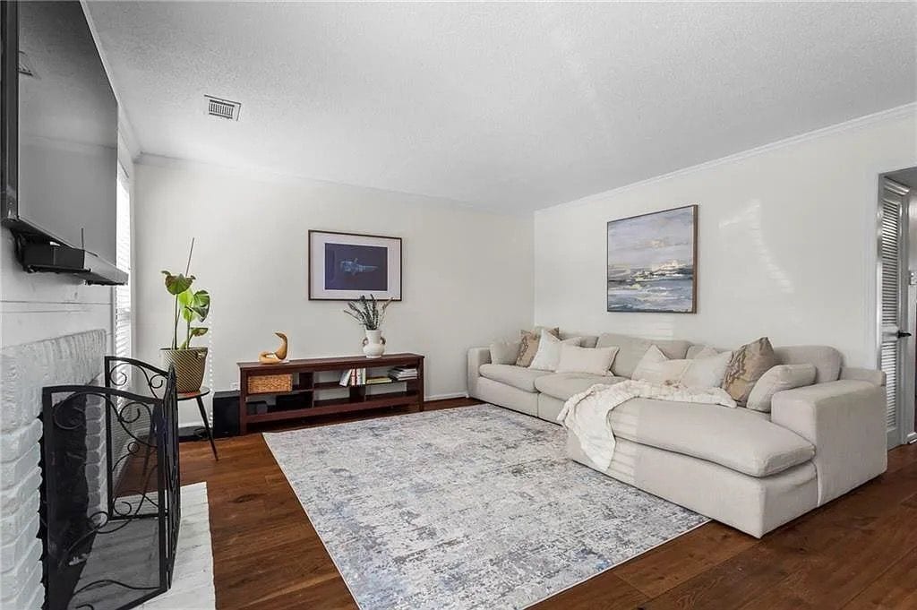 Building Photo - 1028 Riverbend Club Dr SE