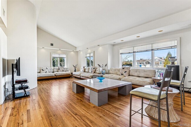 Building Photo - 2901 First Ave 2901 NE First Ave Ln