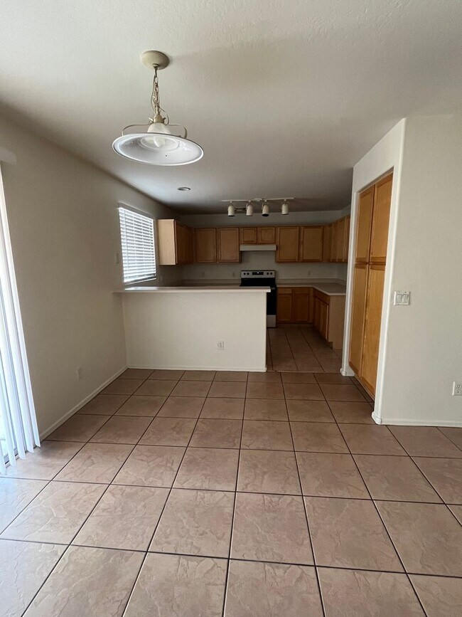 Building Photo - GREAT 4 BEDROOM 2 BATH HOME