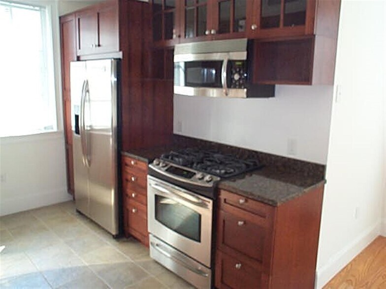 Building Photo - 165 Beacon St