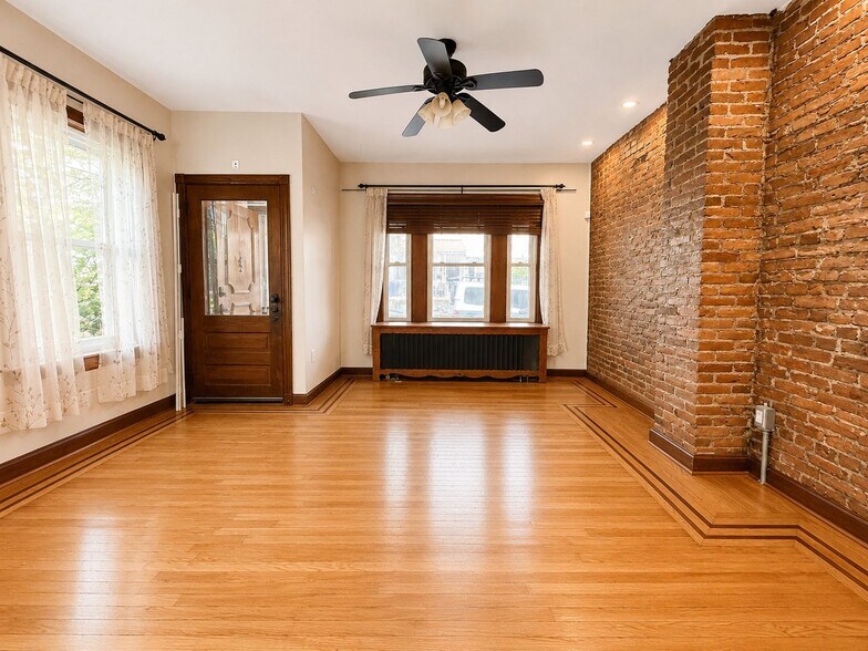 Building Photo - Charming Manayunk Rowhome with Private Yard & Front Porch Near Main Street