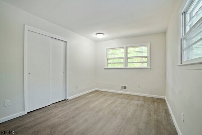 Building Photo - 4 Fern Ct