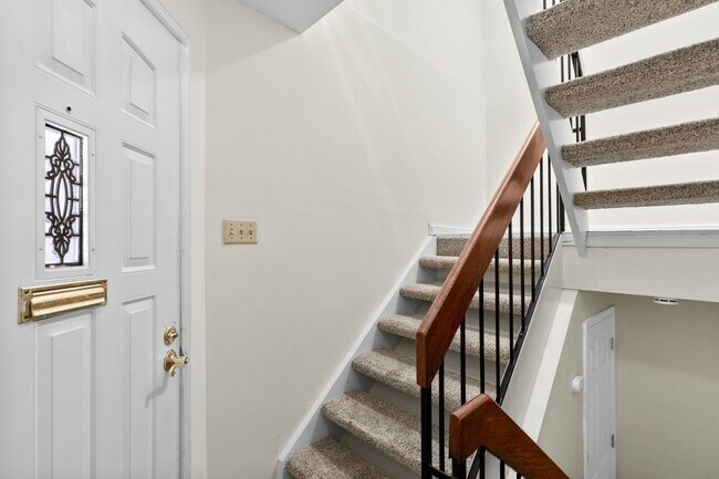 Building Photo - Spacious 1,440 SF Central West End Home with Garage Parking, Pool Access & Close to BJC/WashU