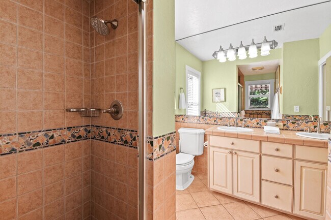 Building Photo - 194 Almeria Rd