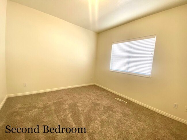 Building Photo - SPACIOUS HOME FOR RENT!