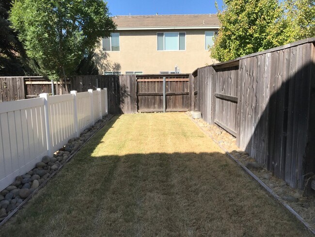 Building Photo - Beautiful Plumas Lake Home