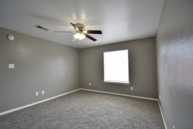 Building Photo - 8904 Ledge St