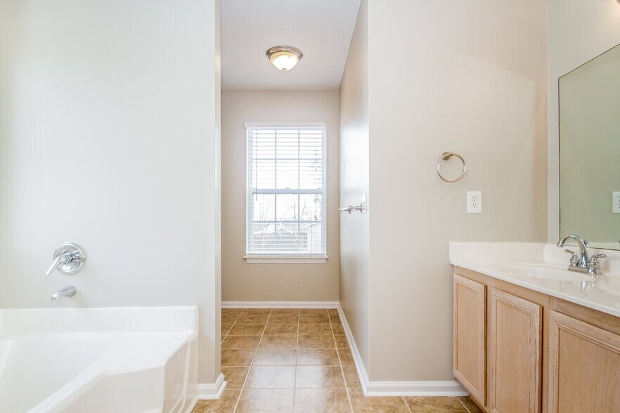 Building Photo - 878 Lavergne Ln