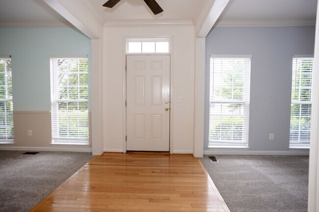 Building Photo - Spacious & Bright Home in Parks of Piedmon...