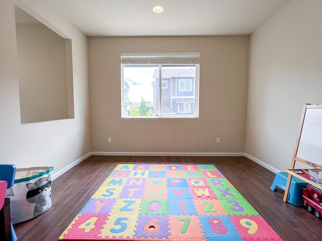 Building Photo - Great 3 Bedroom 2.5 Bathroom Townhouse End Unit!  2 Car Garage  + Washer & Dryer! Near Nike, Inte...