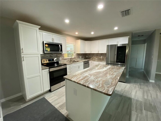 Building Photo - 38415 9th Ave